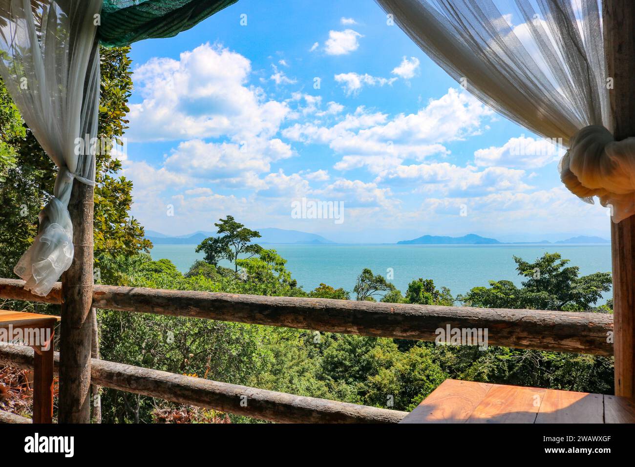 Vista dal caffè sul magnifico mare blu. Concetto di viaggio, relax, vacanza. Foto Stock