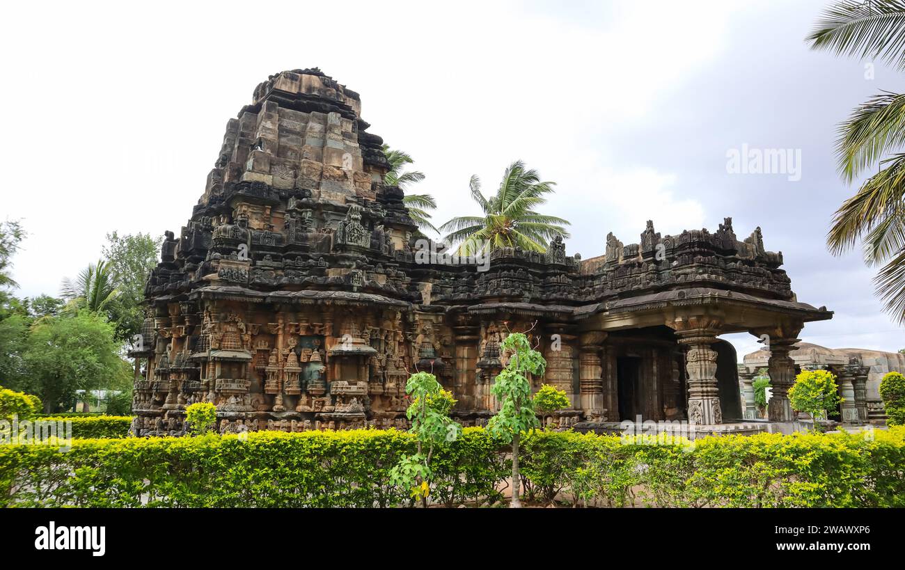 Shikhara splendidamente intagliato del tempio Shree Kalleshwara, dedicato al Signore Shiva, costruito dalla dinastia Chalukya, HRE Hadagali, Vijayanagara, Karnataka. Foto Stock