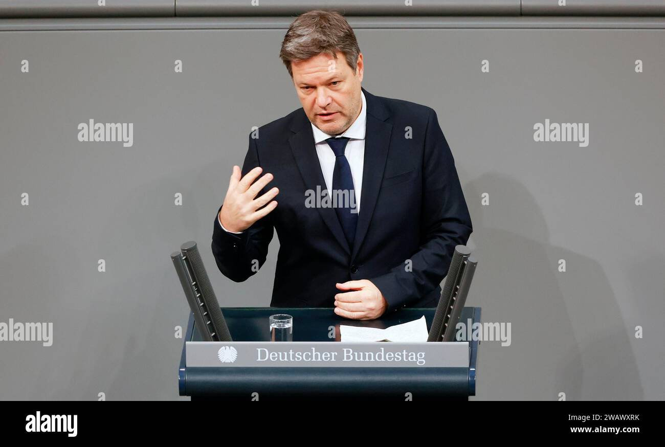 Ministro federale dell'economia Robert Habeck di fronte all'inizio della sua dichiarazione di governo al Bundestag tedesco di Berlino, 26 gennaio 2023 Foto Stock