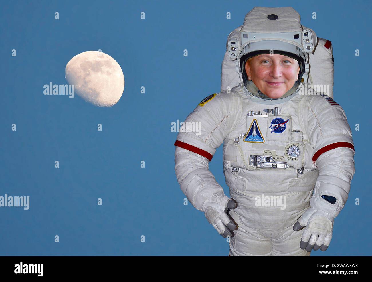 Cape Canaveral, Florida, Kennedy Space Centre USA : - 15 giugno 2016 : Deb agisce come astronauta nello spazio con tre quarti di luna Foto Stock