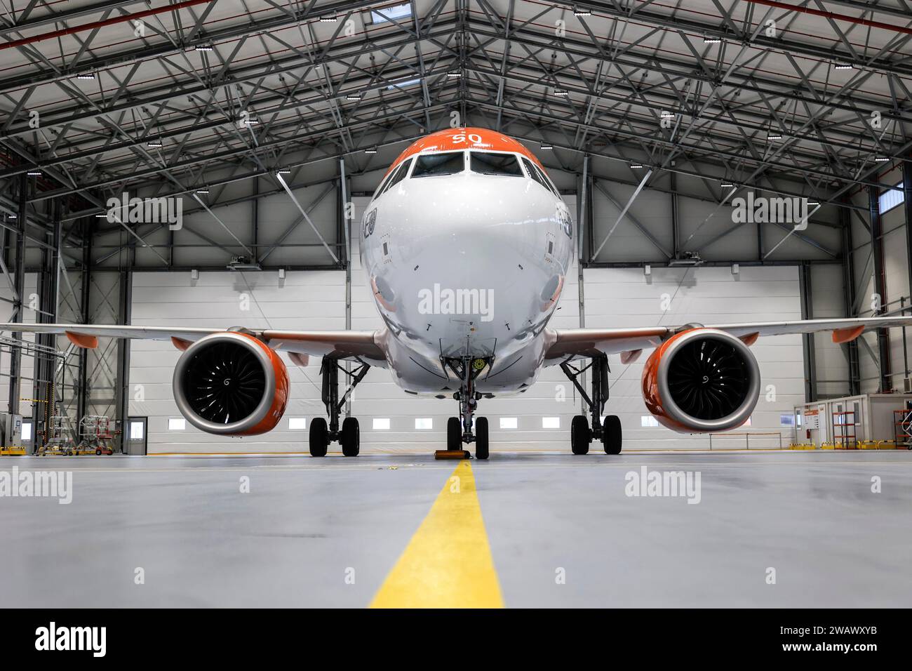 Un Airbus A320 neo easyJet si trova nel nuovo hangar di manutenzione easyJet. L'intera flotta europea easyJet è ora mantenuta presso la Foto Stock