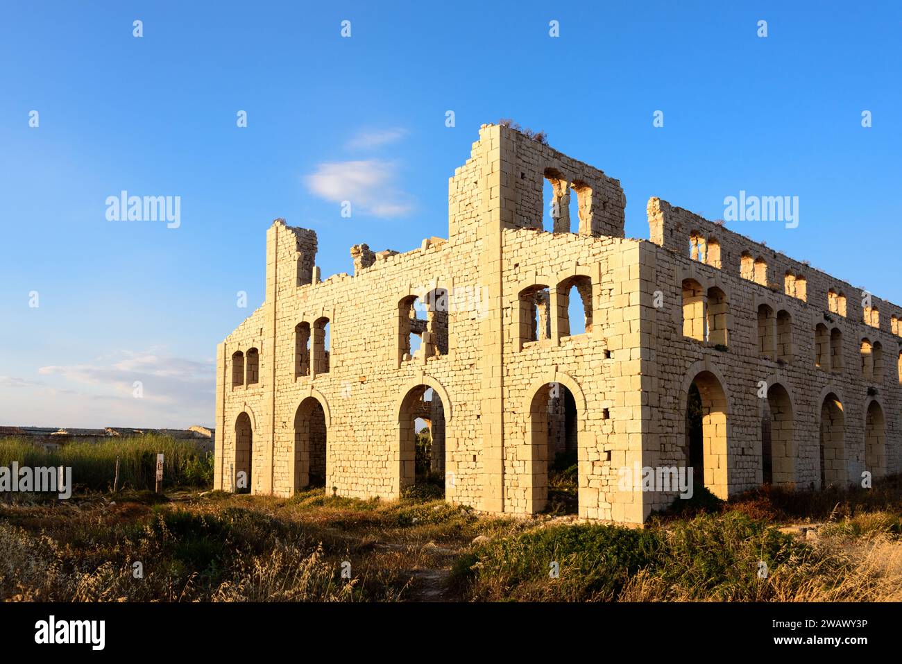 Die Ruine einer alten Ziegelei ist ein willkommenes Ziel für einen Spaziergang am Strand, besonders abends entwickelt sich dort ein besondere Stimmung Foto Stock