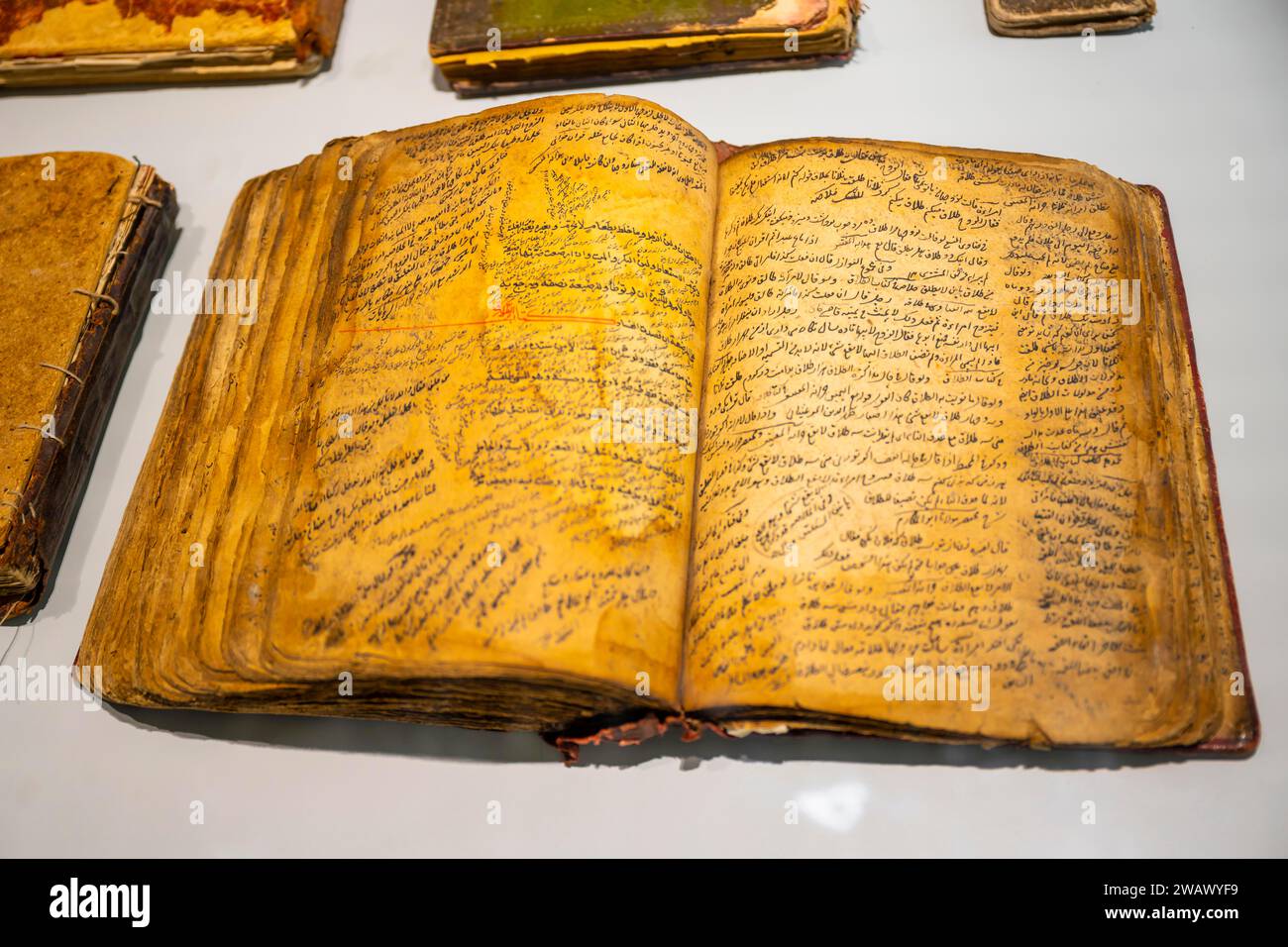 Libro antico, mostra nel Museo di storia dello Stato, foto d'interni, Bishkek, Kirghizistan Foto Stock