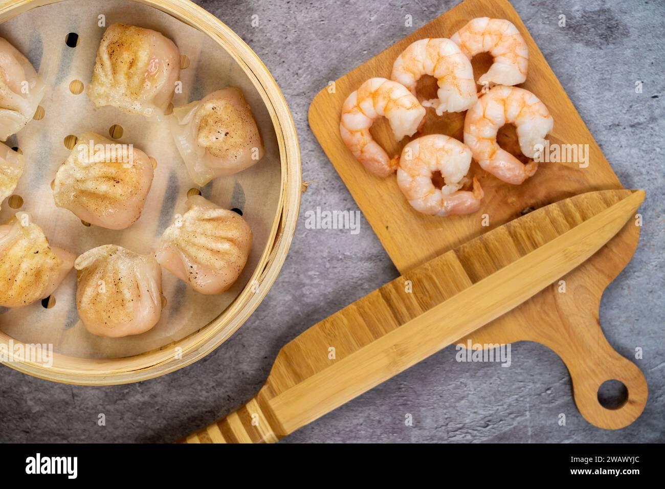 Gnocchi dim sum con gamberi ripieni in una scatola di piroscafo di bambù. Foto Stock