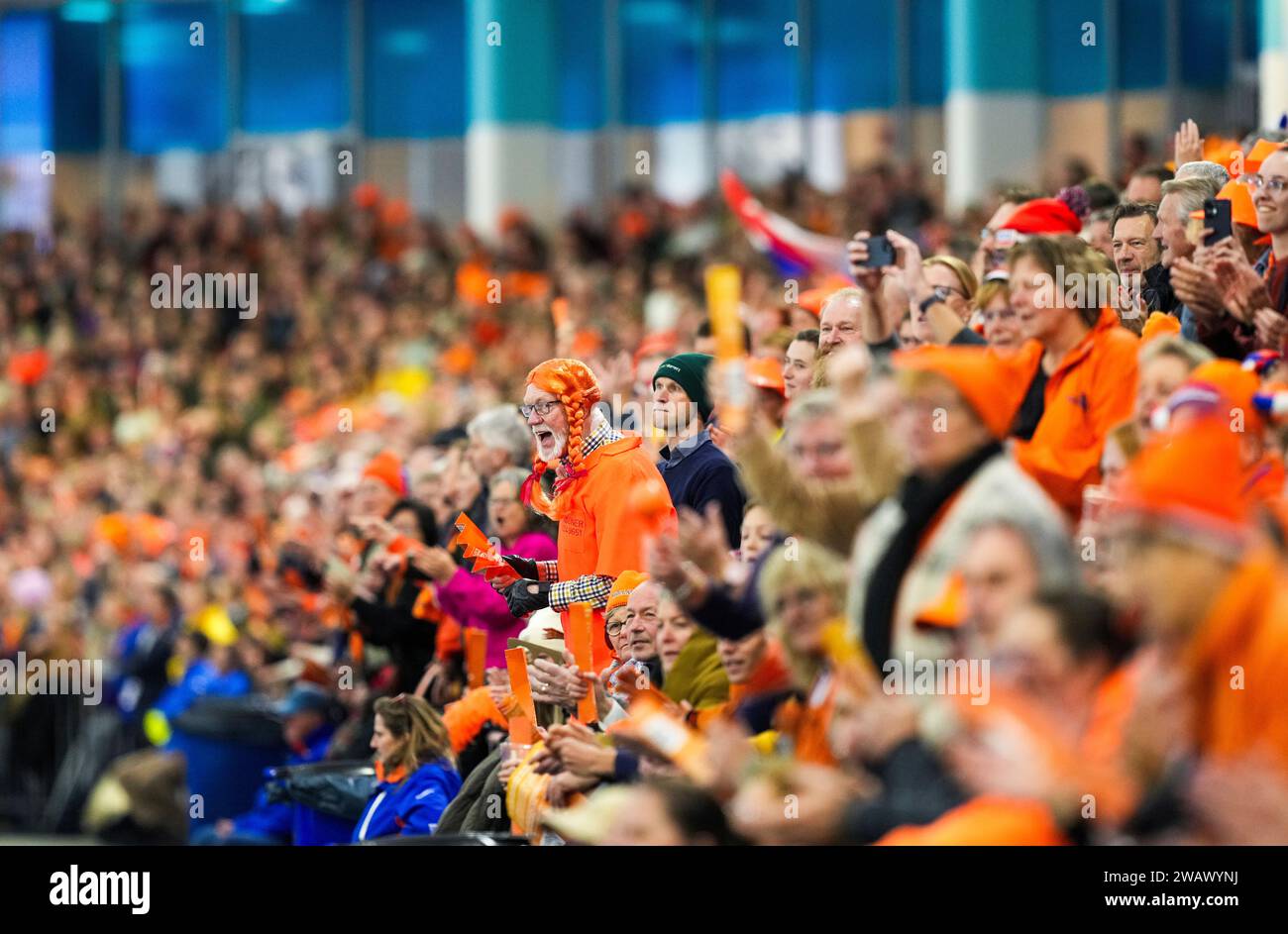 Heerenveen, Paesi Bassi. 6 gennaio 2024. HEERENVEEN, PAESI BASSI - 6 GENNAIO: Tifosi che gareggiano sul Mens 5000m durante i Campionati europei di pattinaggio di velocità ISU a Thialf il 6 gennaio 2024 a Heerenveen, Paesi Bassi. (Foto di Douwe Bijlsma/Orange Pictures) credito: dpa/Alamy Live News Foto Stock