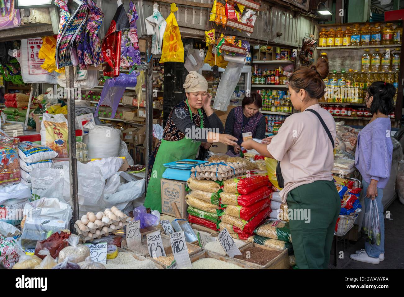 Donna che vende cibo in un mercato a Osh Bazaar, Bishkek, Kirghizistan Foto Stock