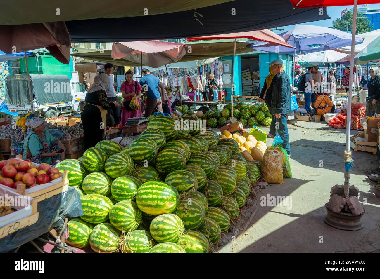 Bancarelle di vendita di cocomeri, Uzgen Bazaar, Oesgoen, regione di Osh, Kirghizistan Foto Stock