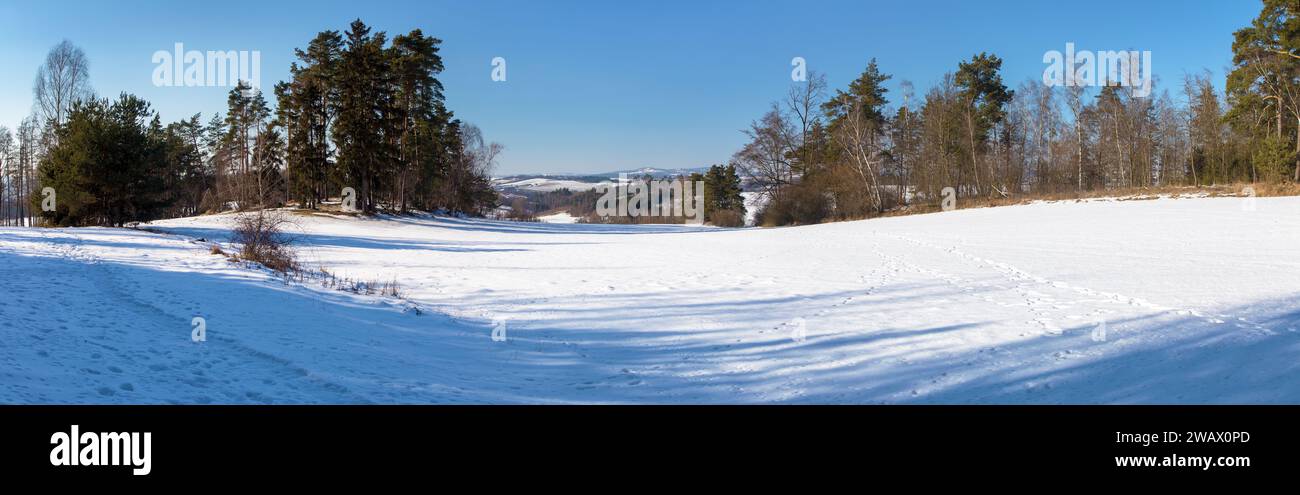 Paesaggio montuoso boemo e moravo, vista panoramica invernale, paesaggio innevato vicino alla città di Velke Mezirici, repubblica ceca Foto Stock
