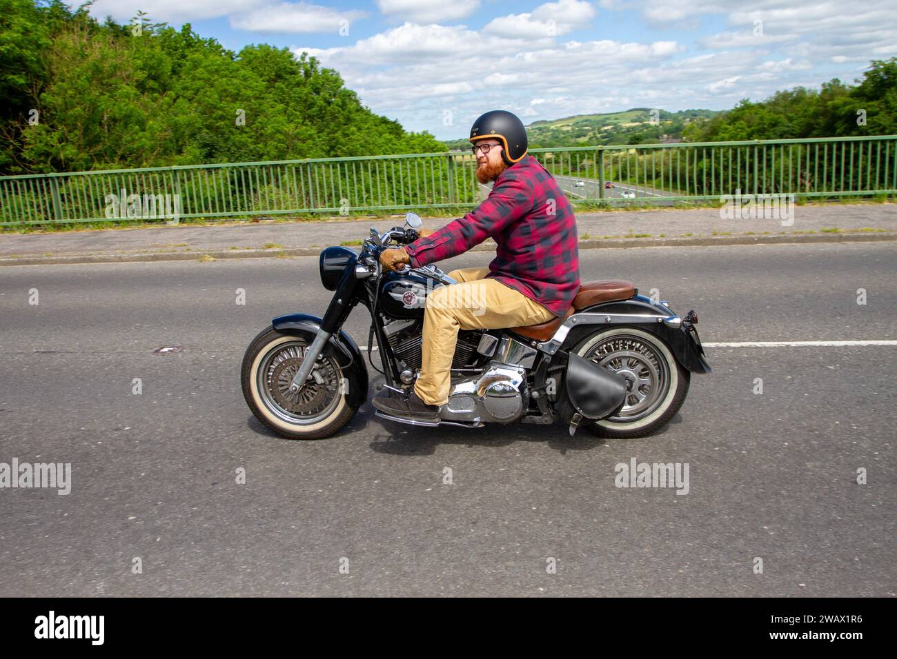 2006 Harley Davidson FLSTFI a iniezione di carburante da 1450 cc; moto da cruiser softail V-twin con ruote a disco in fusione solida; attraversamento del ponte autostradale a Greater Manchester, Regno Unito Foto Stock