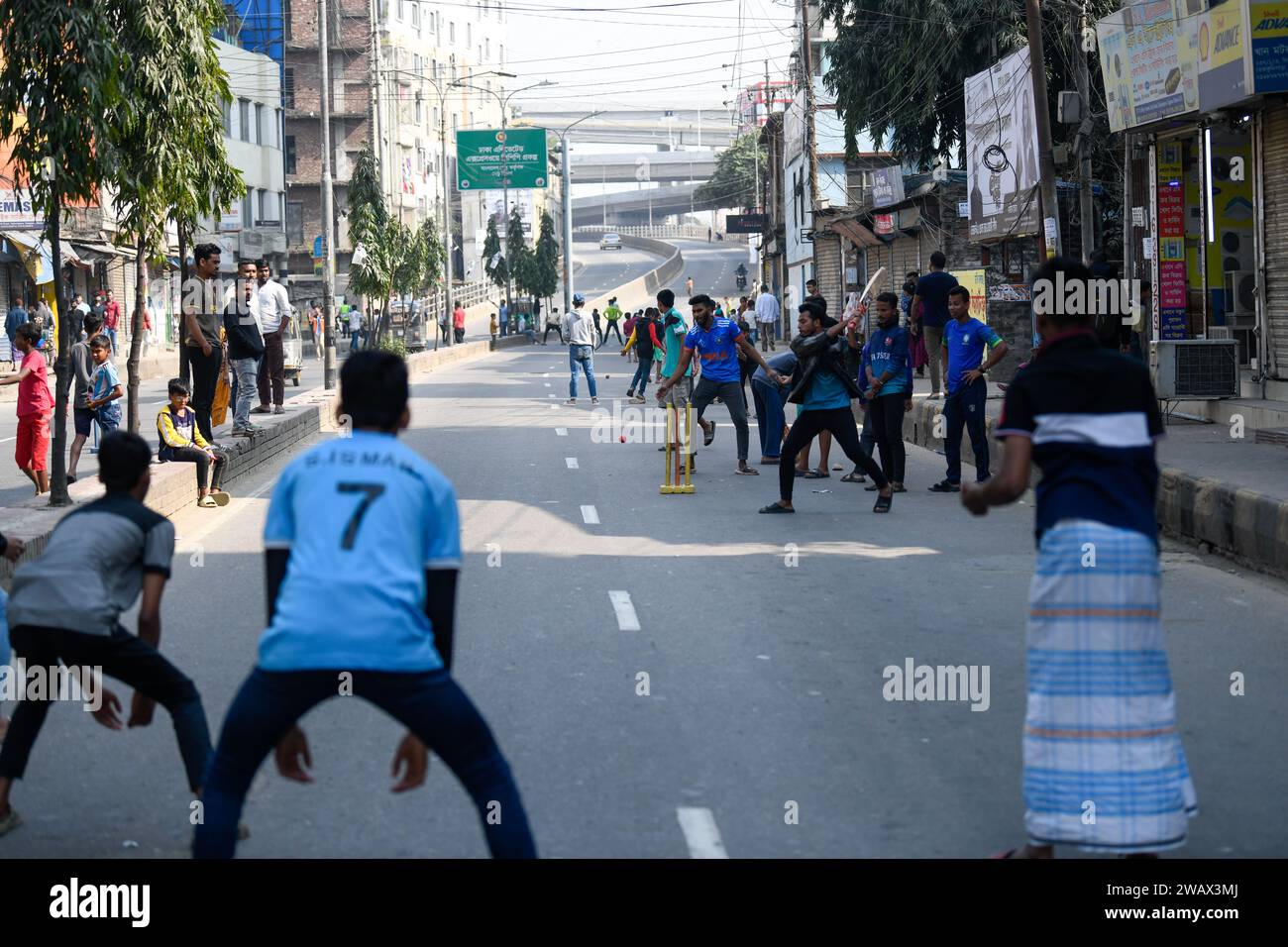 Dhaka, Bangladesh. 7 gennaio 2024. I bambini giocano a cricket in una strada vuota durante il giorno delle elezioni. Credito: SOPA Images Limited/Alamy Live News Foto Stock