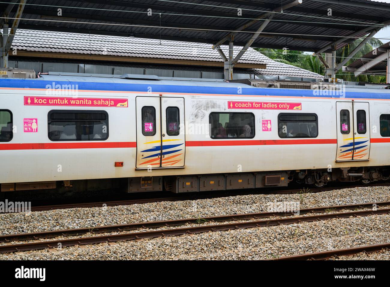 Un pullman per sole donne sulla ferrovia malese Foto Stock