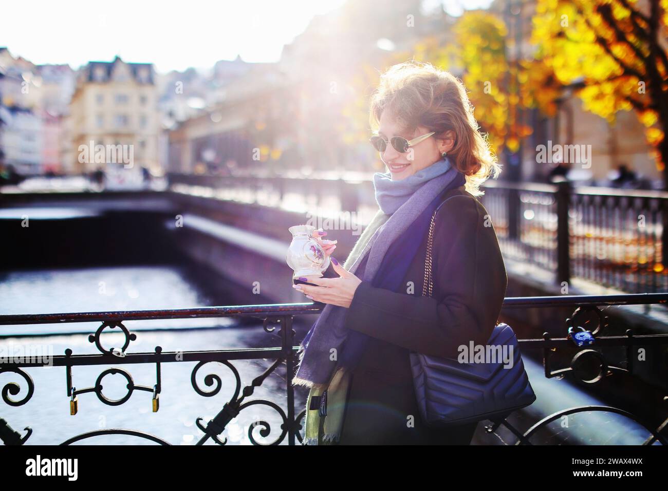 La ragazza beve acqua minerale nella cittadina di Karlovy Vary Foto Stock