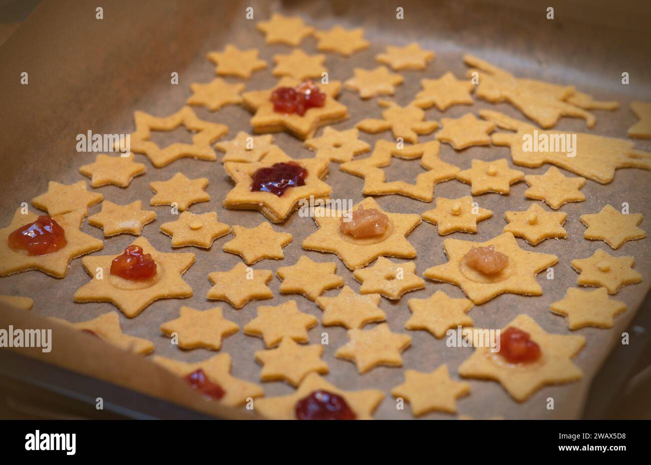 Biscotti fatti a mano con cotogna, marmellata di limone e fragole con messaggio di testo - biscotti fatti a mano! Foto Stock