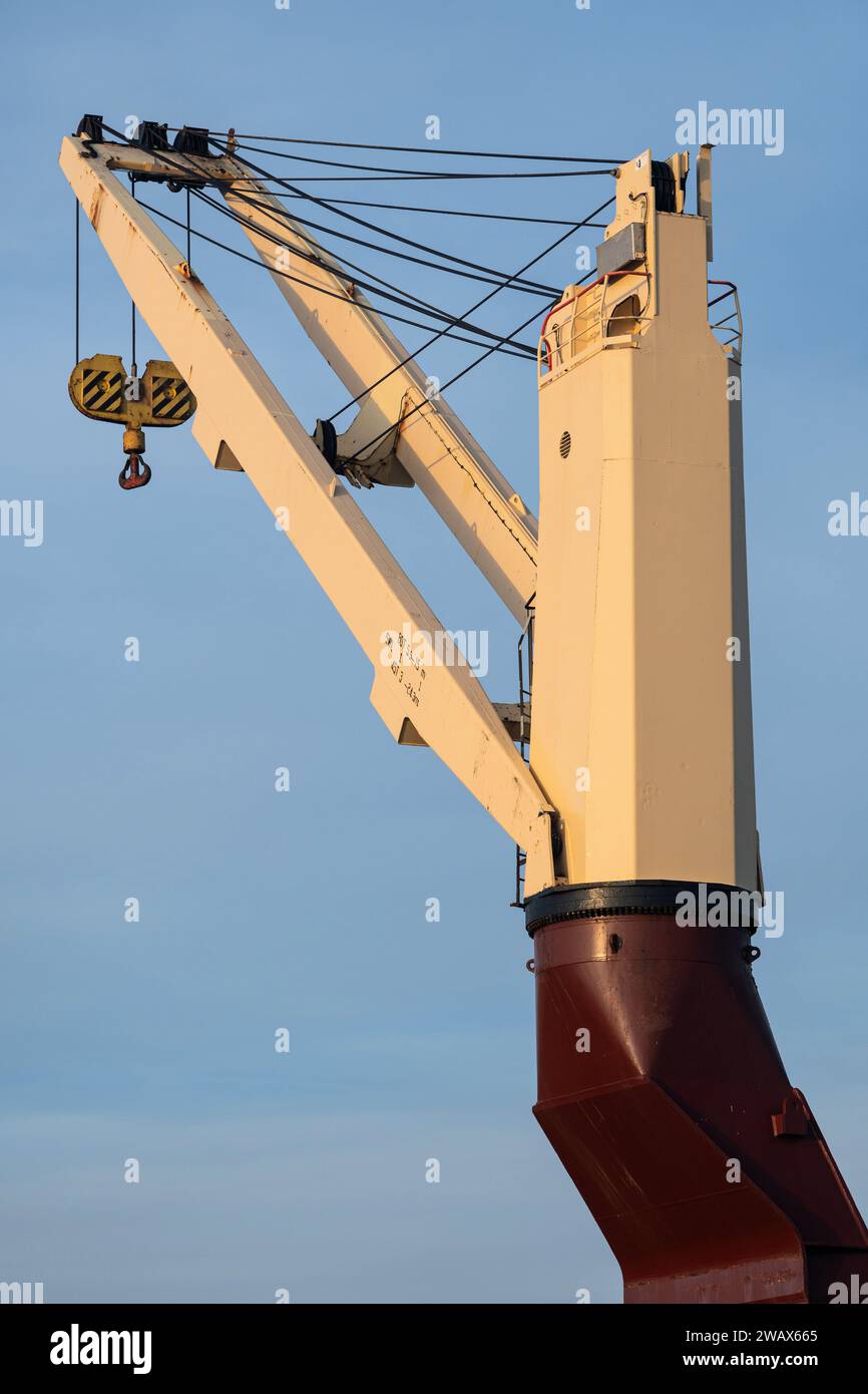 gru a ponte a bordo di una nave contro il cielo blu Foto Stock