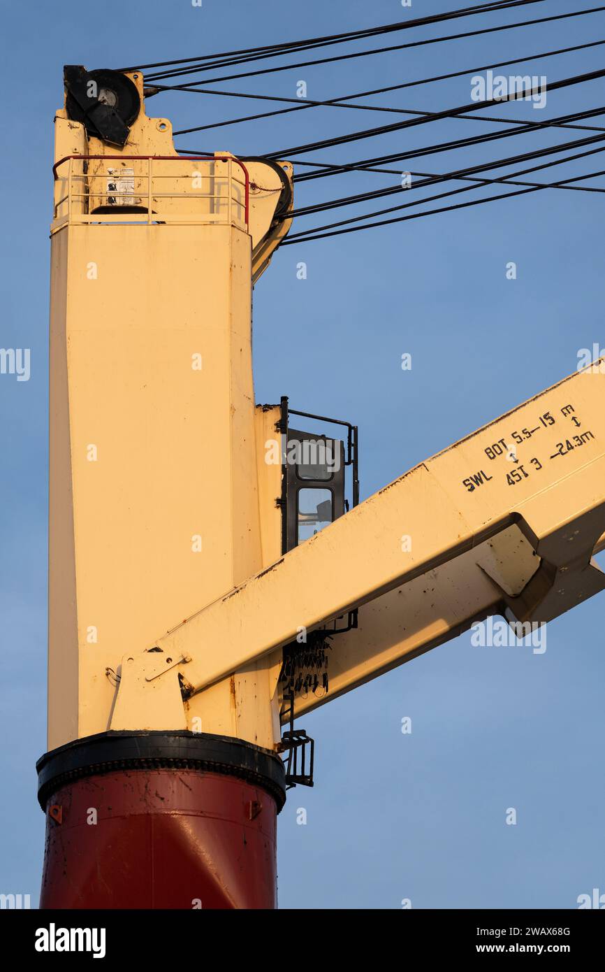 gru a ponte a bordo di una nave contro il cielo blu Foto Stock