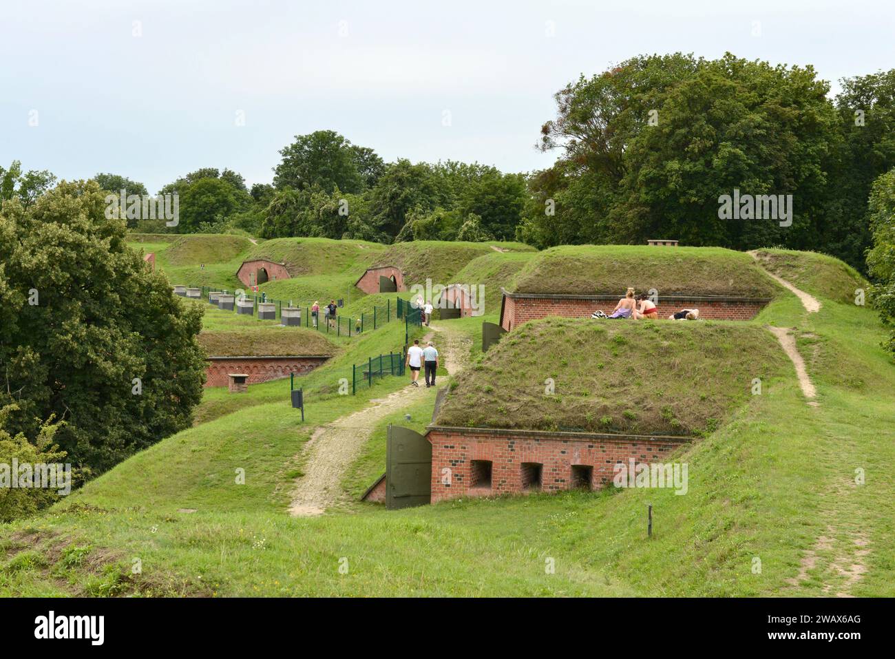 I visitatori dello storico Fort Dugouts di Gora Gradowa o di Gradowa Hill, Danzica, Polonia, Europa, UE Foto Stock