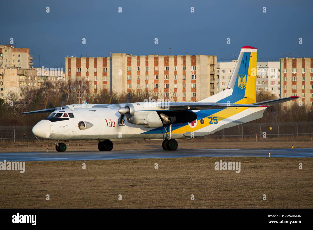 Ucraina forze Armate Antonov An-26 vita velivolo di salvataggio che gira sulla pista per il decollo da Leopoli Foto Stock