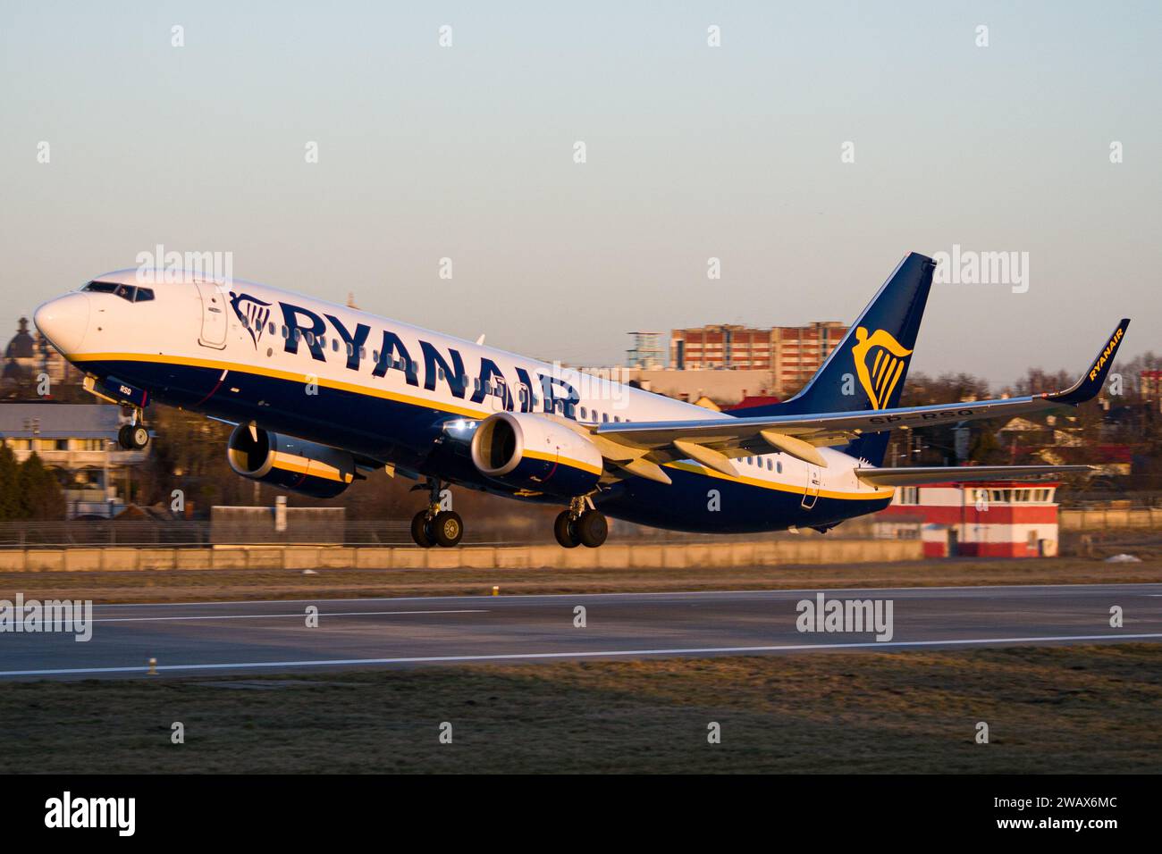 Il Boeing 737-800 della compagnia aerea low-cost irlandese Ryanair decolla da Leopoli durante l'ora d'oro Foto Stock