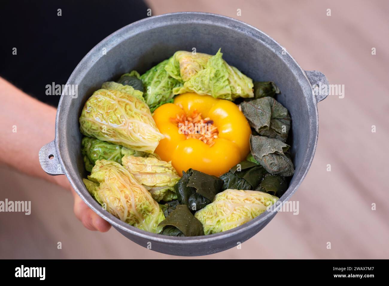 Peperoni dolci ripieni fatti in casa e involtini di cavolo in un calderone, pronti per la preparazione Foto Stock