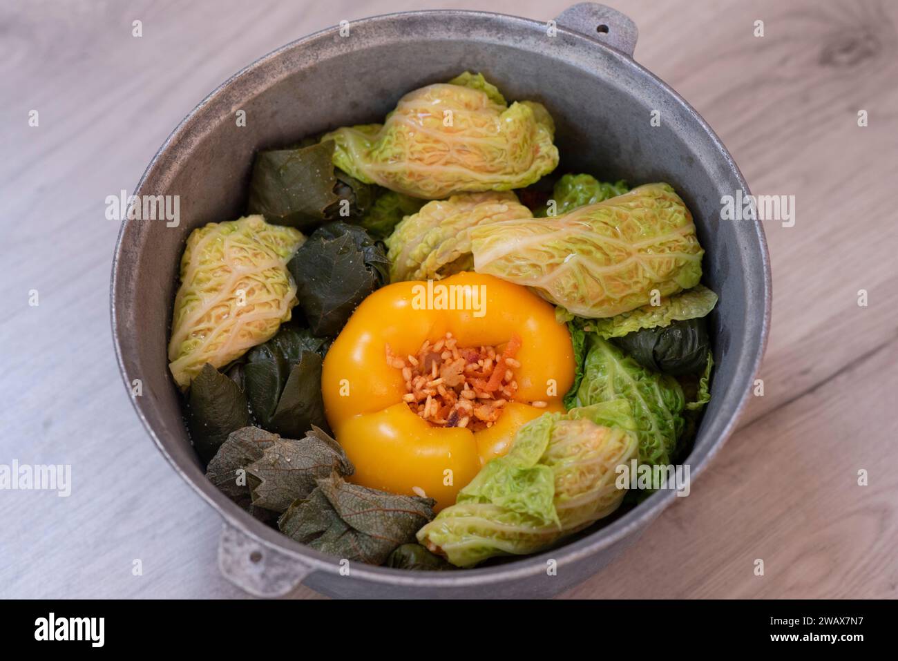 Peperoni dolci ripieni fatti in casa e involtini di cavolo in un calderone, pronti per la preparazione Foto Stock
