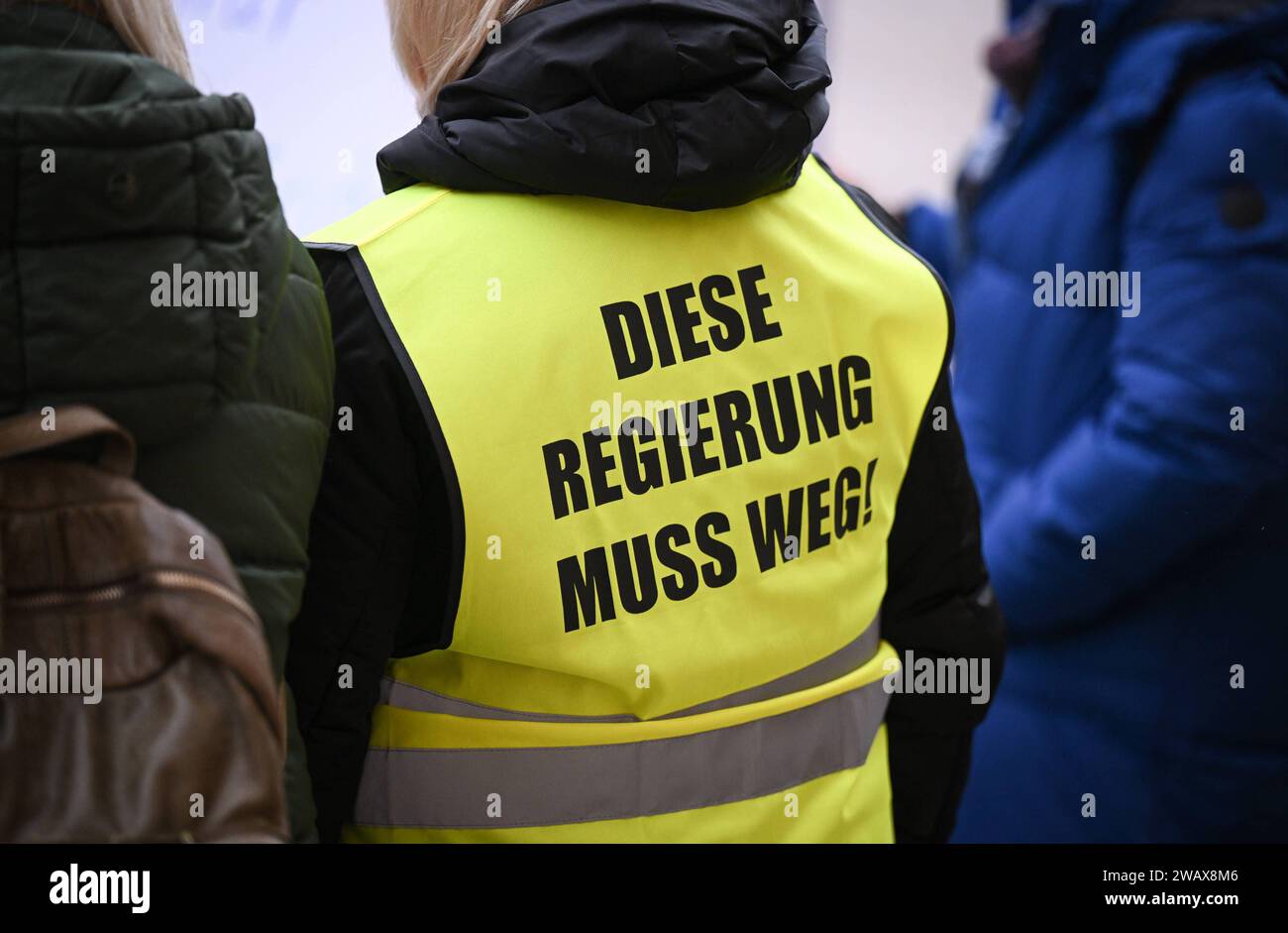 Rottenburg Kreis Tuebingen 07.01.2024 Rund 50 Buerger und Landwirte bei einer Demonstration auf dem Rottenburger Marktplatz, eine Teilnehmerin mit einer gelben Warnweste mit der Aufschrift: Diese Regierung muss weg *** Rottenburg distretto di Tuebingen 07 01 2024 circa 50 cittadini e agricoltori in una manifestazione sulla piazza del mercato di Rottenburg, un partecipante che indossa un giubbotto di sicurezza giallo con l'iscrizione questo governo deve andare a Ulmer Foto Stock