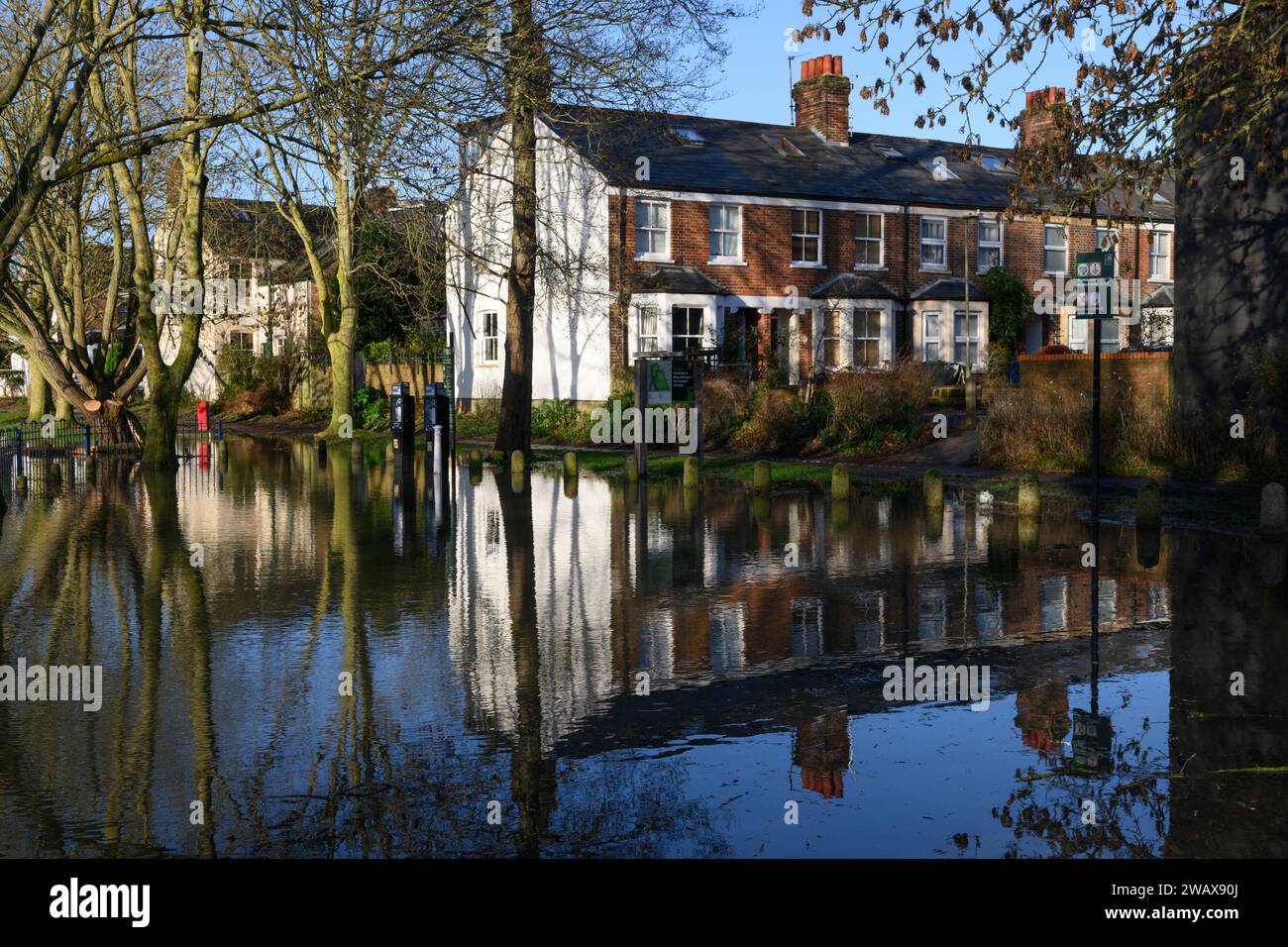 Case riflesse nelle acque alluvionali Ferry Hinksey Road, Oxford, Oxfordshire, Regno Unito. 6 gennaio 2024 Foto Stock