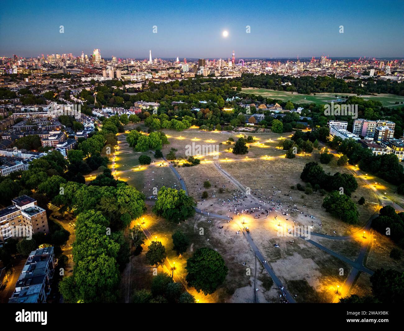 Spettacoli PIC: Sturgeon Moon Over London Parched Primrose Hill ha attirato ancora grandi folle serali per guardare la (quasi) luna piena sorgere sulla città sk Foto Stock