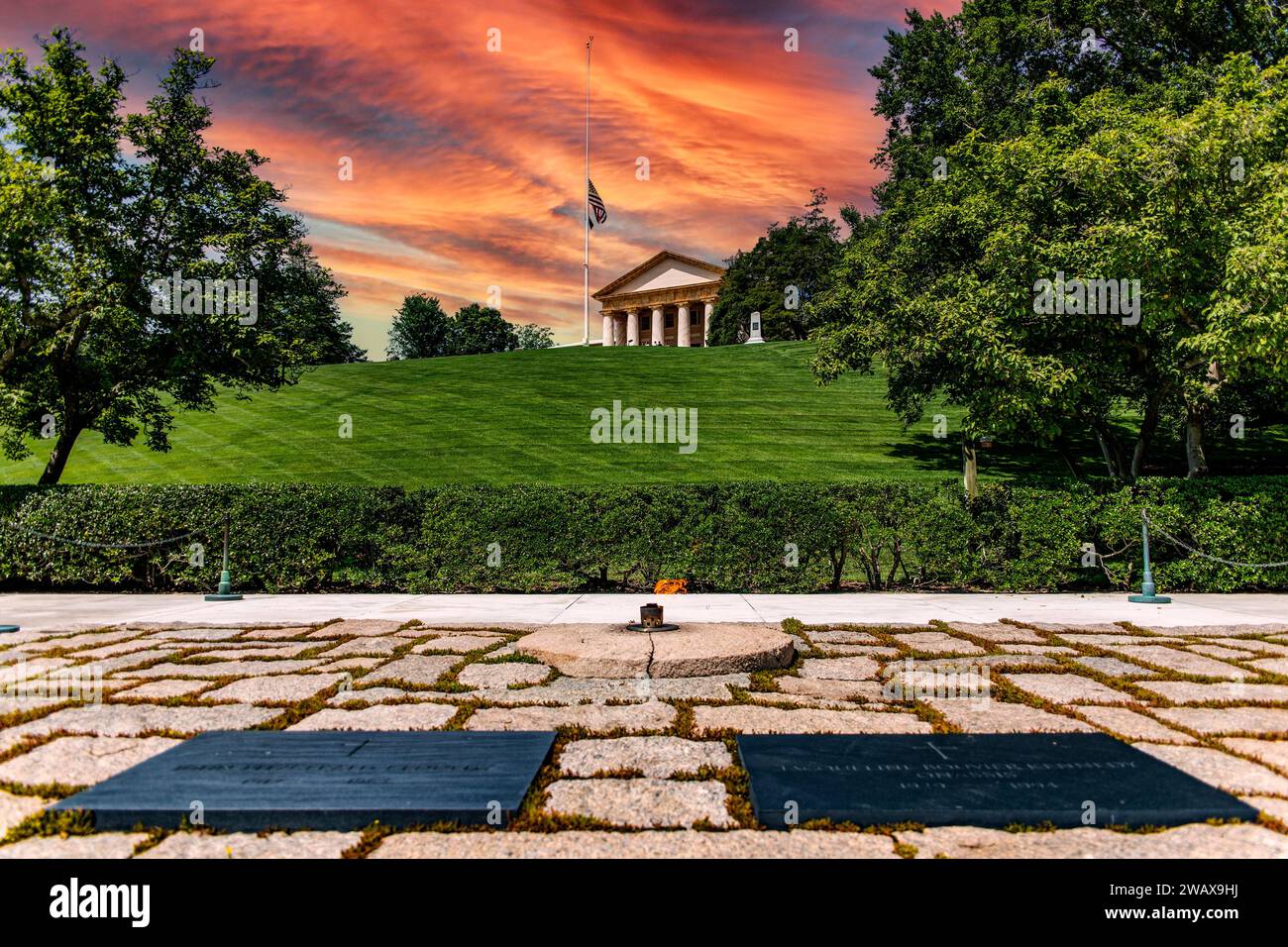 La tomba al tramonto o all'alba di John F. Kennedy con la fiamma eterna presso l'Arlington National Military Cemetery Memorial a Washington DC, (USA). Foto Stock