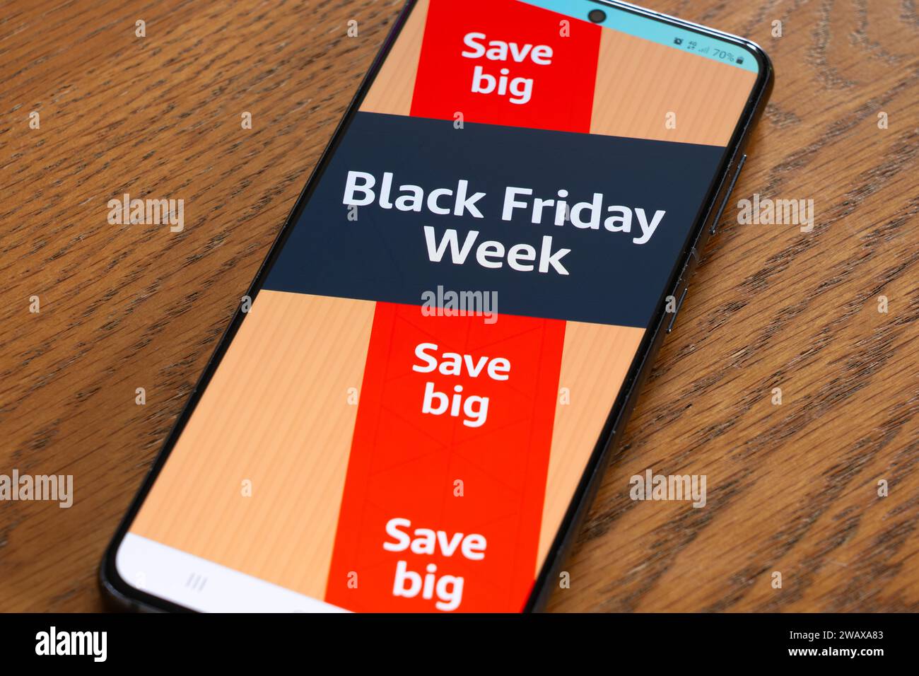 Settimana del Black Friday del 4 novembre, con un banner pubblicitario e una pagina di grande risparmio dall'app di shopping Amazon sullo schermo di uno smartphone, Regno Unito Foto Stock