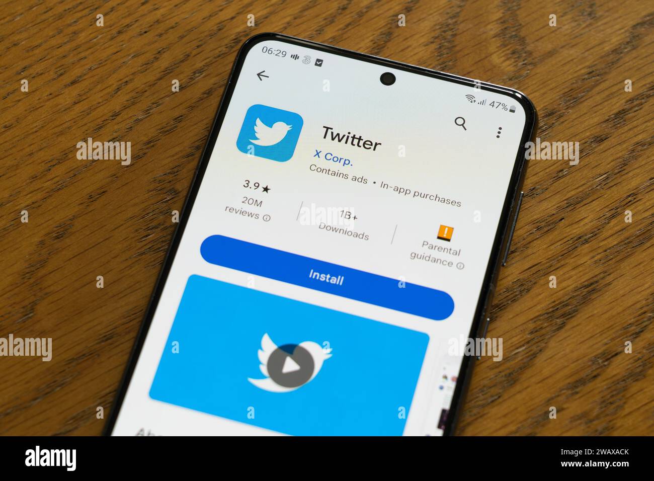 La pagina di installazione dell'app Twitter sullo schermo di uno smartphone, durante il periodo di transizione da Twitter a X dopo l'acquisto da parte dell'azienda da parte di Elon Musk. REGNO UNITO Foto Stock