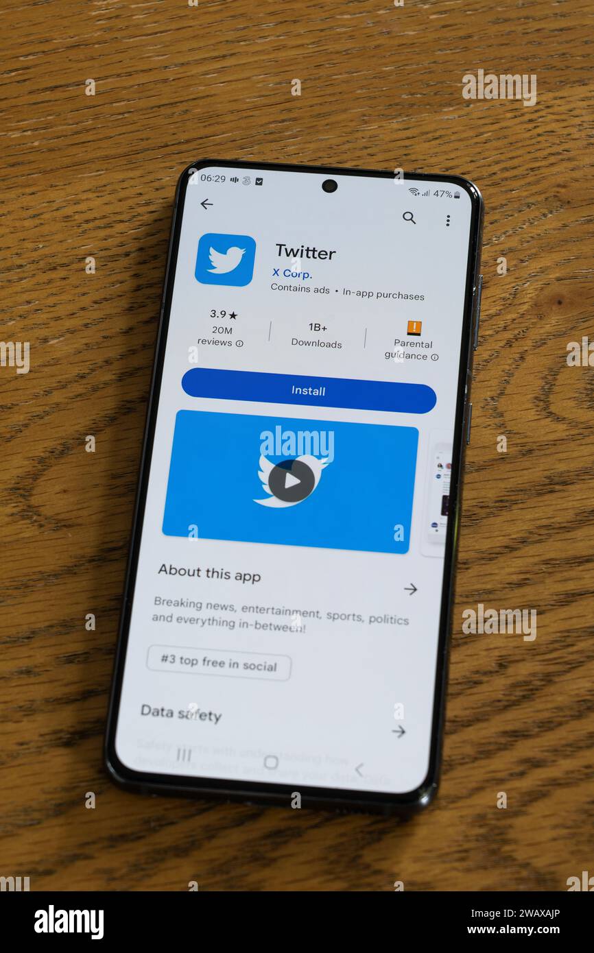 La pagina di installazione dell'app Twitter sullo schermo di uno smartphone, durante il periodo di transizione da Twitter a X dopo l'acquisto da parte dell'azienda da parte di Elon Musk. REGNO UNITO Foto Stock