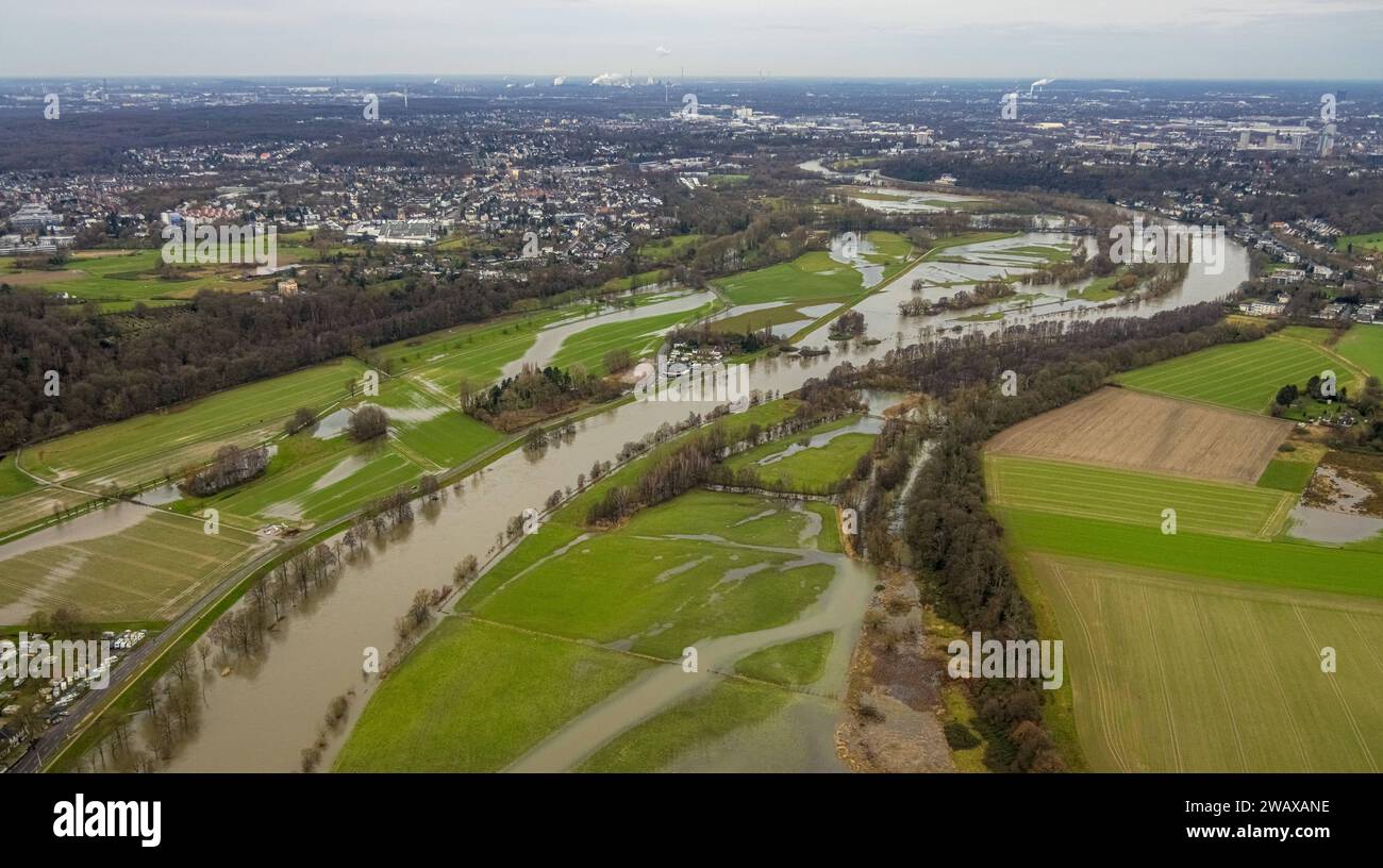 Luftbild, Ruhrhochwasser, Weihnachtshochwasser 2023, Fluss Ruhr tritt nach starken Regenfällen über die Ufer, Überschwemmungsgebiet Saarn-Mendener Ruhraue, Wiesen und Bäume im Wasser, Holthausen - West, Mülheim an der Ruhr, Ruhrgebiet, Nordrhein-Westfalen, Deutschland ACHTUNGxMINDESTHONRO - West, RUhr, RESRUHIND, RIND, RUHERS 2023 zona alluvionale Saarn Mendener Ruhraue, prati e alberi in acqua, Holthausen West, Mülheim an der Ruhr, regione della Ruhr, Renania settentrionale-Vestfalia, Germania ATTENTIONxMINDESTHONORARx60xEURO Foto Stock