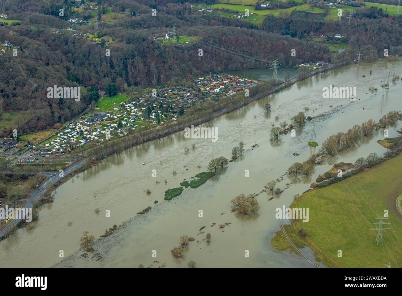 Luftbild, Ruhrhochwasser, Weihnachtshochwasser 2023, Fluss Ruhr tritt nach starken Regenfällen über die Ufer, Überschwemmungsgebiet Freizeitdomizil Ruhrtal am Hattinger Ruhrbogen NSG Ruhraue Winz, Winz, Hattingen, Ruhrgebiet, Nordrhein-Westfalen, Deutschland ACHTUNGxMINDESTHONORARx60xEURO *** foto aerea, alluvione della Ruhr, alluvione di Natale 2023, il fiume della Ruhr trabocca le sue rive dopo forti piogge, area ricreativa della valle della Ruhr presso Hattinger Ruhrbogen NSG Ruhraue Winz, Winz, Hattingen, zona della Ruhr, Renania settentrionale-Vestfalia, Germania ATTENTIONxMINDESTHONORARx60xEURO Foto Stock