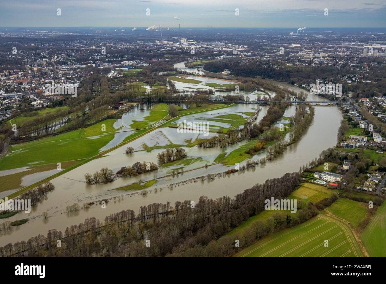 Luftbild, Ruhrhochwasser, Weihnachtshochwasser 2023, Fluss Ruhr tritt nach starken Regenfällen über die Ufer, Überschwemmungsgebiet Saarn-Mendener Ruhraue, Wiesen und Bäume im Wasser, Holthausen - West, Mülheim an der Ruhr, Ruhrgebiet, Nordrhein-Westfalen, Deutschland ACHTUNGxMINDESTHONRO - West, RUhr, RESRUHIND, RIND, RUHERS 2023 zona alluvionale Saarn Mendener Ruhraue, prati e alberi in acqua, Holthausen West, Mülheim an der Ruhr, regione della Ruhr, Renania settentrionale-Vestfalia, Germania ATTENTIONxMINDESTHONORARx60xEURO Foto Stock