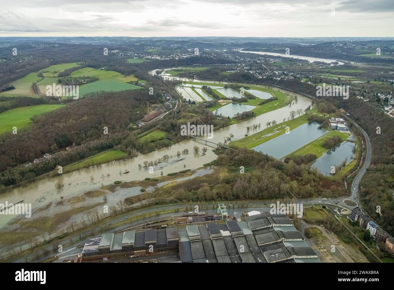 Luftbild, Ruhrhochwasser, Weihnachtshochwasser 2023, Fluss Ruhr tritt nach starken Regenfällen über die Ufer, Überschwemmungsgebiet zwischen Nachtigallbrücke, Zeche Nachtigall und Wasserwerke Westfalen, Witten, Ruhrgebiet, Nordrhein-Westfalen 2023, Deutschland ACHTUNGxMINDESTHONORARx60xEURO Nachtigallbrücke Nachtigall Colliery and Westfalen Waterworks, Witten, regione della Ruhr, Renania settentrionale-Vestfalia, Germania ATTENTIONxMINDESTHONORARx60xEURO Foto Stock