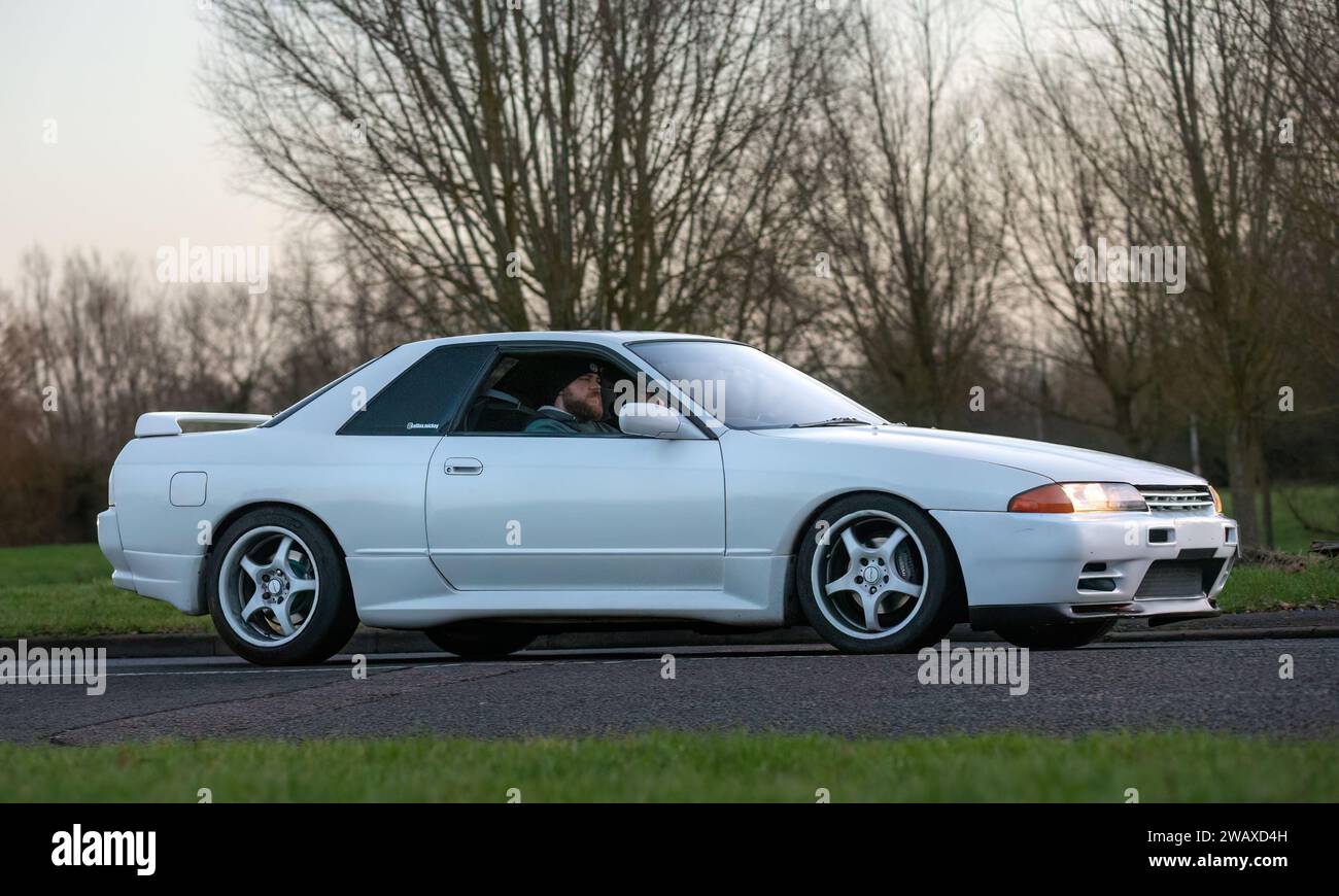 Stony Stratford, Regno Unito, 1 gennaio 2024. 1993 auto bianca Nissan Skyline che arriva a Stony Stratford per l'annuale veicolo d'epoca e classico fe il giorno di Capodanno Foto Stock