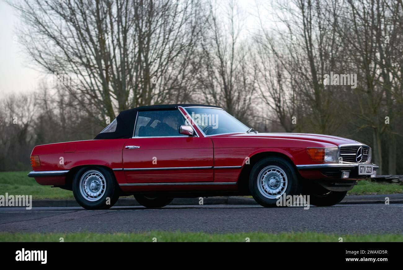 Stony Stratford, Regno Unito 1 gennaio 2024,1980 Mercedes Benz rossa 450 in arrivo a Stony Stratford per l'annuale veicolo d'epoca e classico fe il giorno di Capodanno Foto Stock