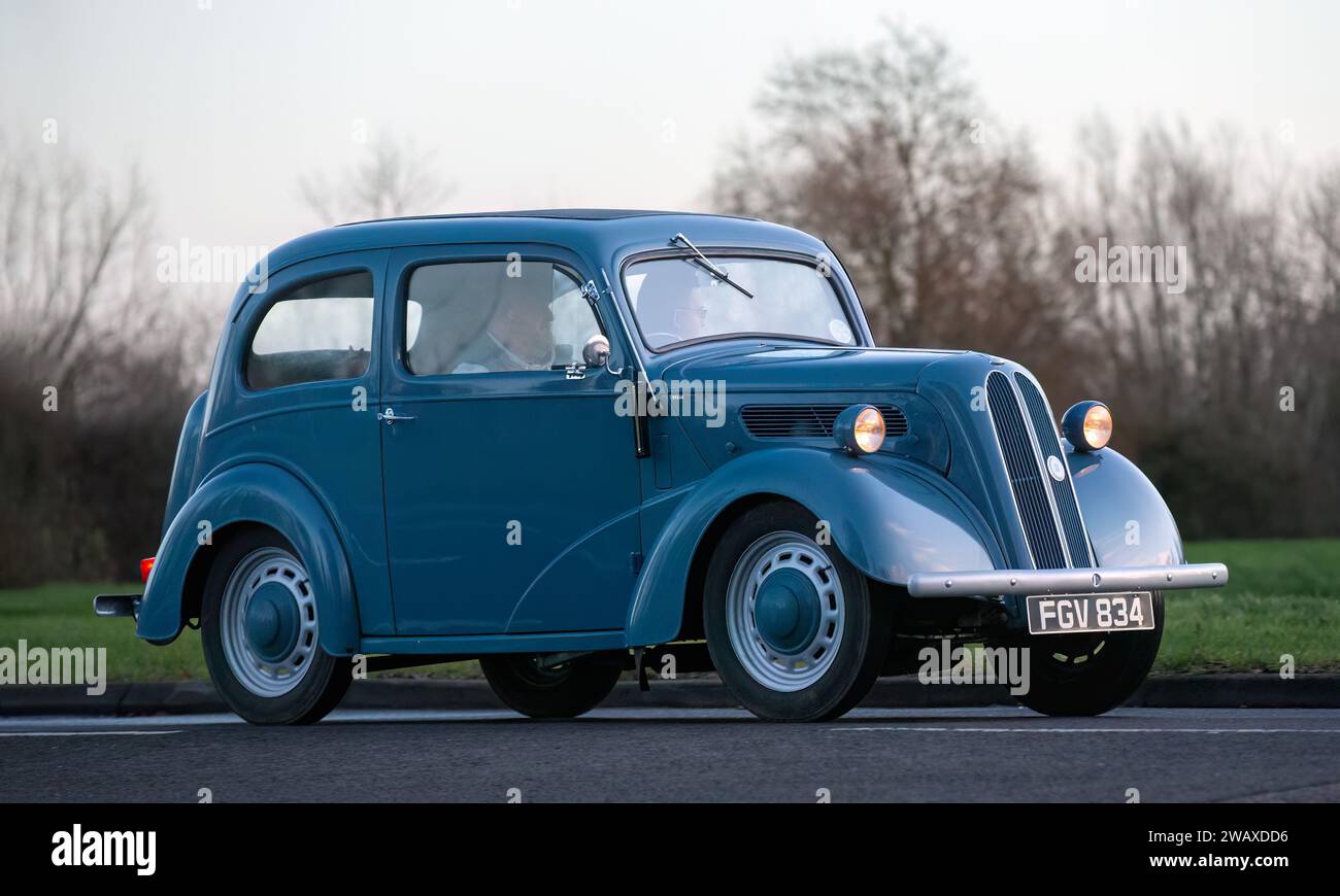 Stony Stratford, Regno Unito, 1 gennaio 2024. 1953 auto popolare Ford blu che arriva a Stony Stratford per l'annuale festi di Capodanno, veicolo d'epoca e classico Foto Stock