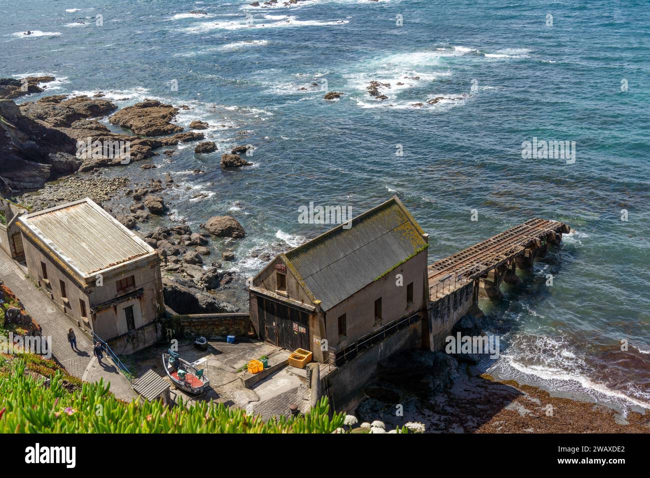 Polpeor, Regno Unito - 25 giugno 2022: Vecchia stazione di Polpeor Cove Lifeboat (casa delle barche), costruita nel 1914, a Polpeor sulla penisola di Lizard in Cornovaglia Foto Stock