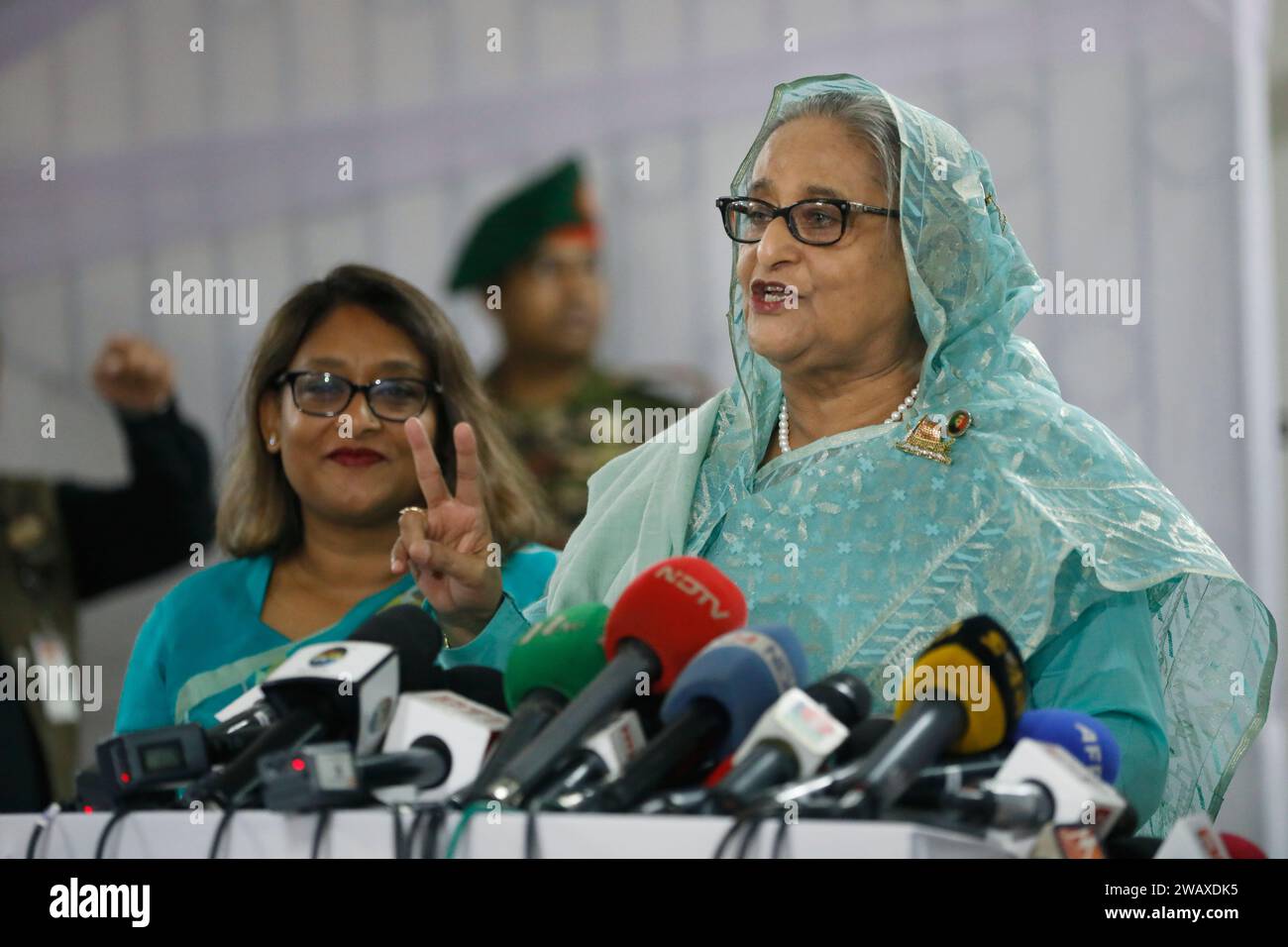 Dhaka, Bangladesh - 7 gennaio 2024: Il primo ministro Sheikh Hasina ha parlato con i giornalisti dopo aver votato alle 12 elezioni del parlamento nazionale a Dacca Foto Stock