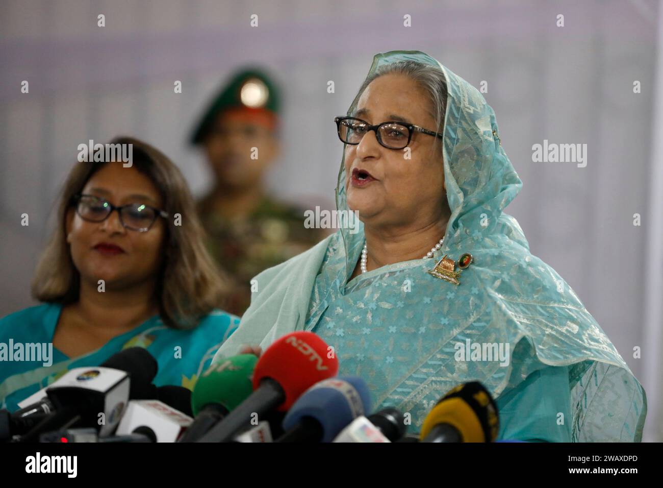 Dhaka, Bangladesh - 7 gennaio 2024: Il primo ministro Sheikh Hasina ha parlato con i giornalisti dopo aver votato alle 12 elezioni del parlamento nazionale a Dacca Foto Stock