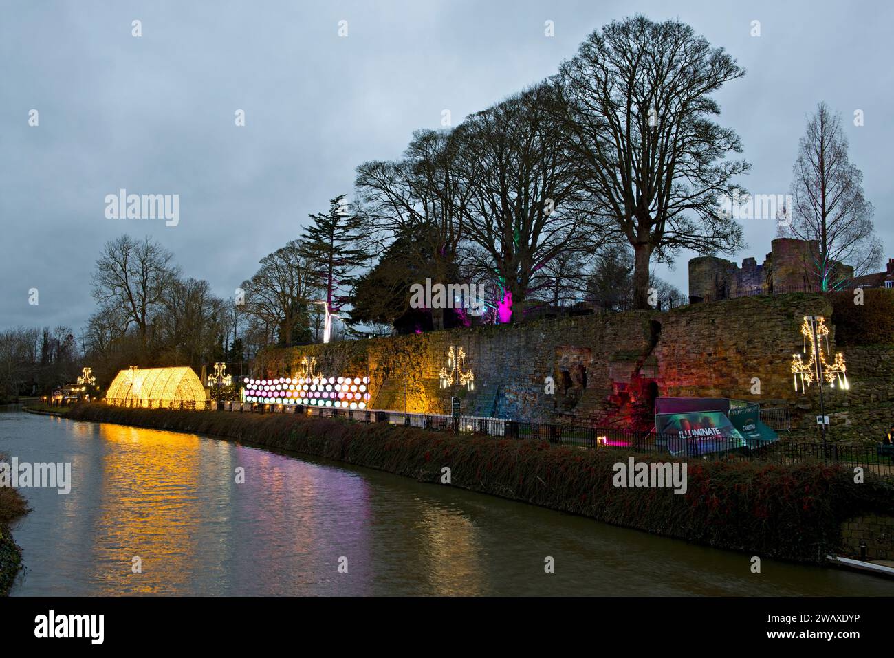 Le luci natalizie si illuminano lungo il fiume Medway a Tonbridge, Kent, Regno Unito Foto Stock