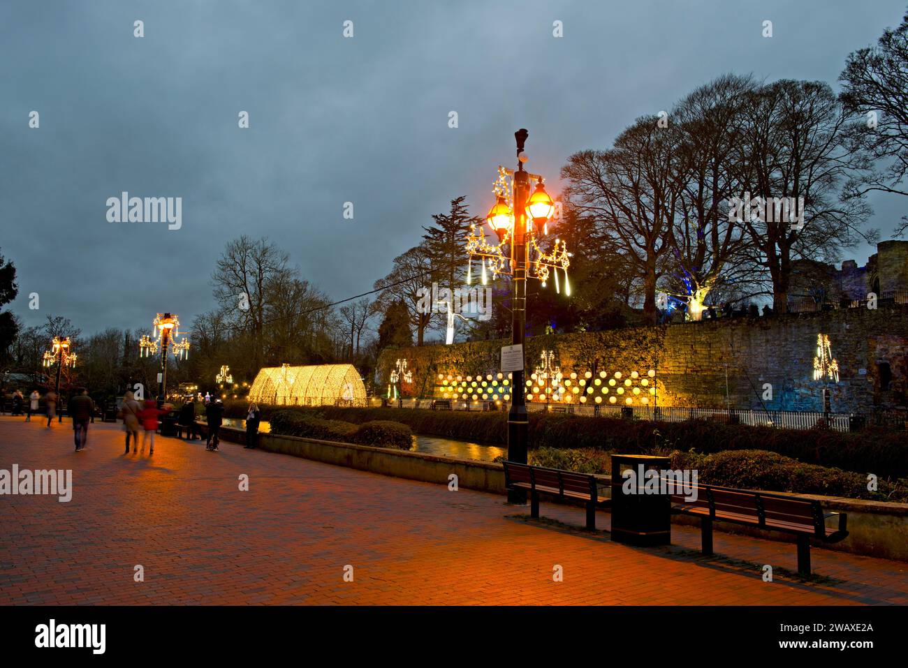 Le luci natalizie si illuminano lungo il fiume Medway a Tonbridge, Kent, Regno Unito Foto Stock