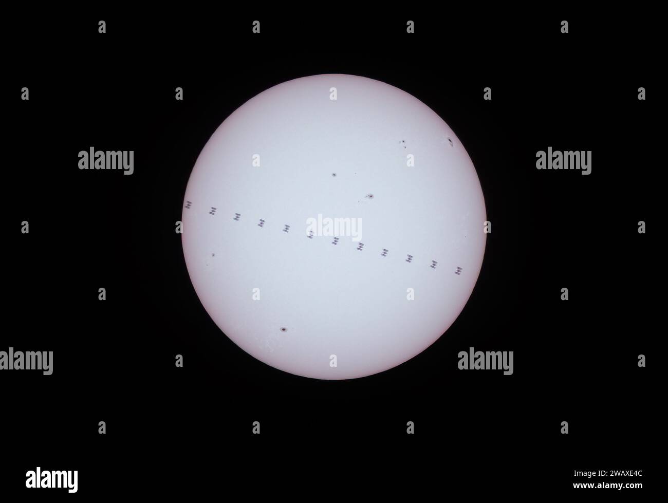 International Space Station Transit the Sun, 5 agosto 2023 su Renfrew, Ontario, Canada. Si tratta di un composto di 12 foto che mostrano il percorso dell'IS Foto Stock