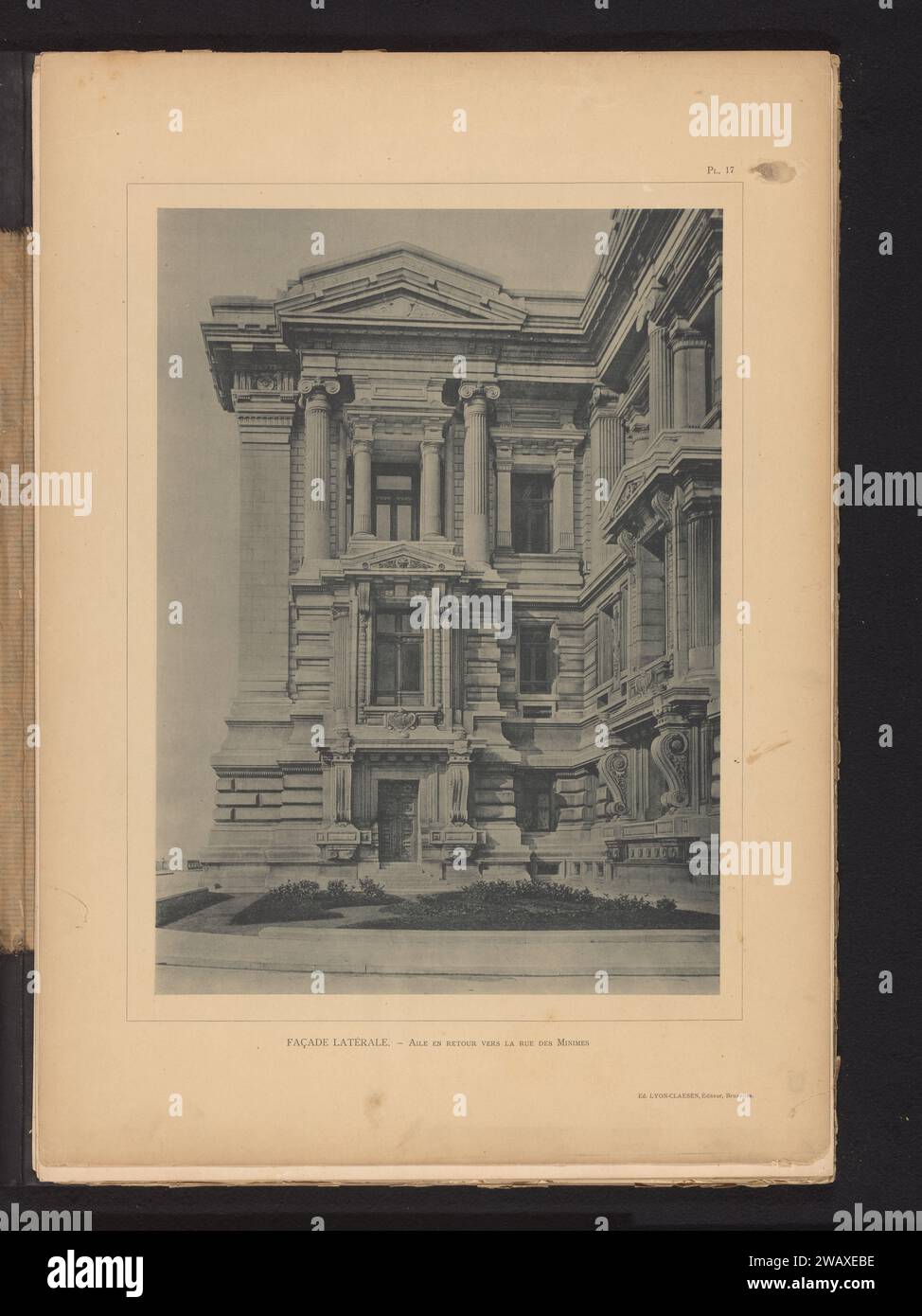 Porta laterale sul lato ovest del Palazzo di giustizia a Bruxelles, Belgio, Anonimo, c. 1889 - in o prima di c. 1894 stampa fotomeccanica questa stampa fa parte di una copertina con 30 stampe su 28 riviste e un frontespizio. Edificio del tribunale collotipo di carta di Bruxelles. Palazzo di giustizia a porte chiuse Foto Stock
