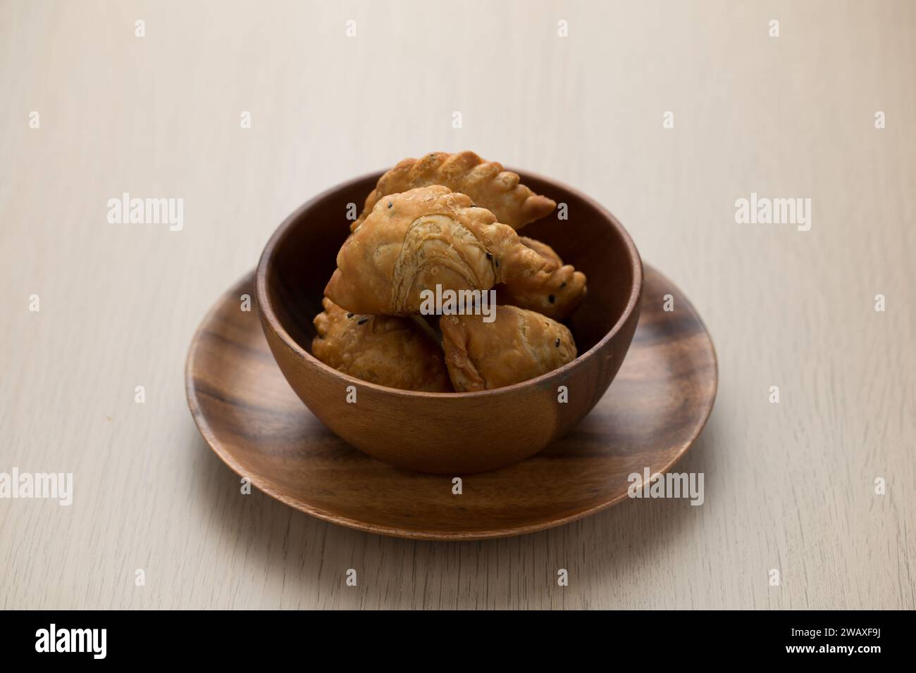 Sfoglia di curry in stile thailandese in una ciotola di legno marrone scuro. Foto Stock
