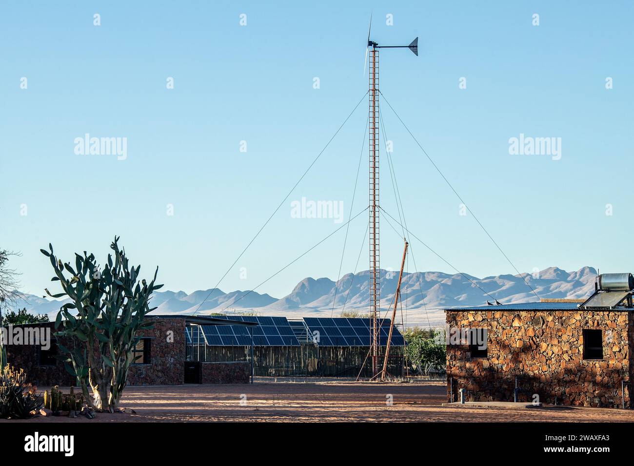 Utilizzare il deserto naturale per fornire energia eolica e solare. Foto Stock