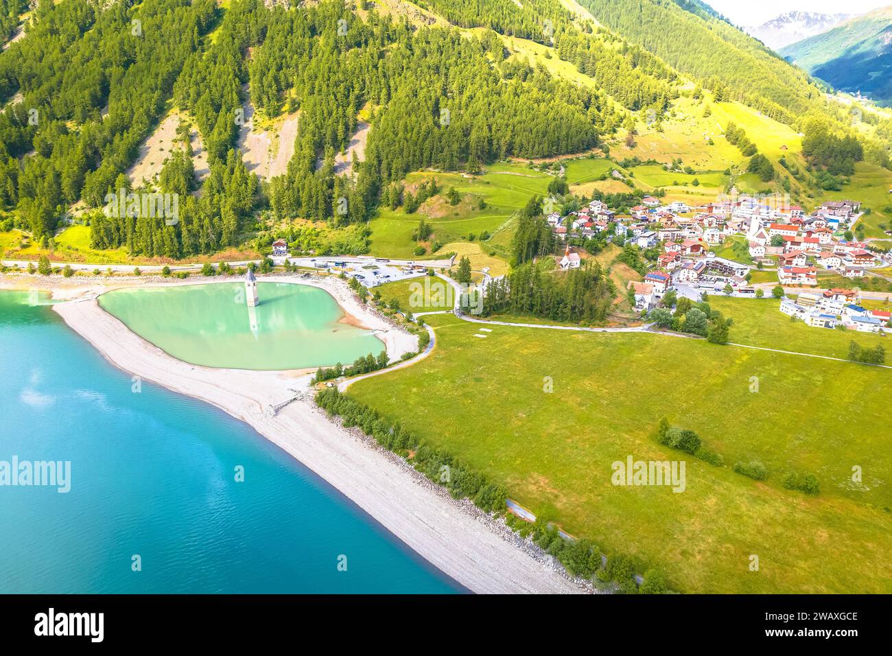 Curon Venosta. Campanile sommerso a Graun im Vinschgau sul Lago di Reschen paesaggio alpino vista aerea, regione alto Adige Italia Foto Stock