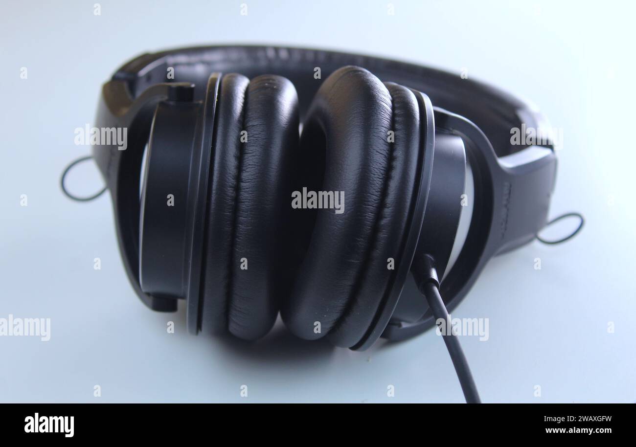 Dublino, Irlanda - 4 gennaio 2024: Una foto di un paio di cuffie da studio nere audio Technica ATH-M20x su una scrivania bianca. Foto Stock