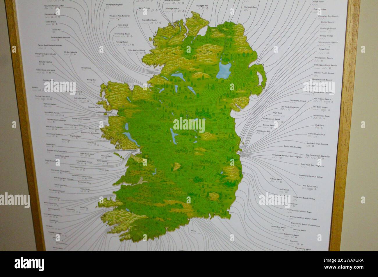 Dublino, Irlanda - 3 gennaio 2024: Una foto della mappa dell'Irlanda incorniciata sul muro. Foto Stock